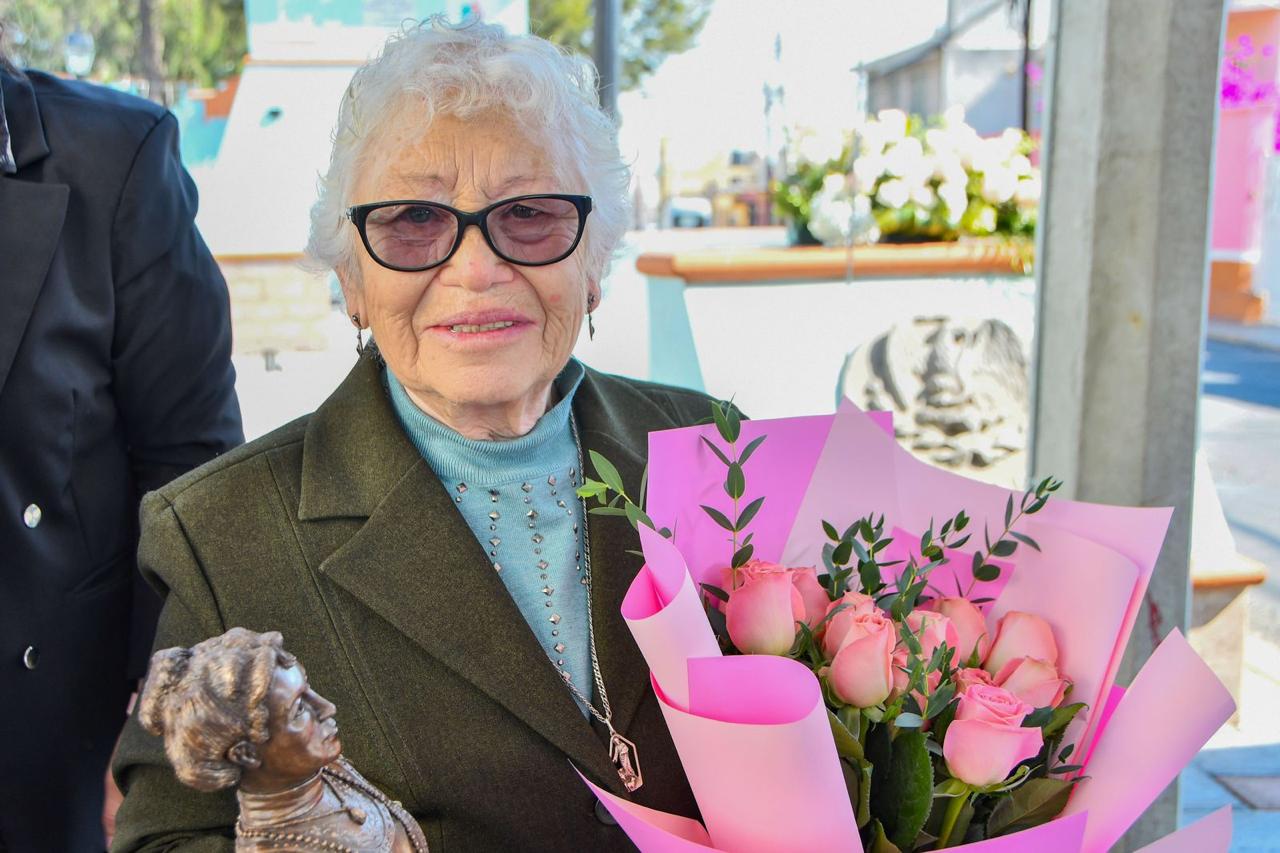Entregan autoridades municipales el premio 'Paulina Maraver' a reconocida mujer huamantleca